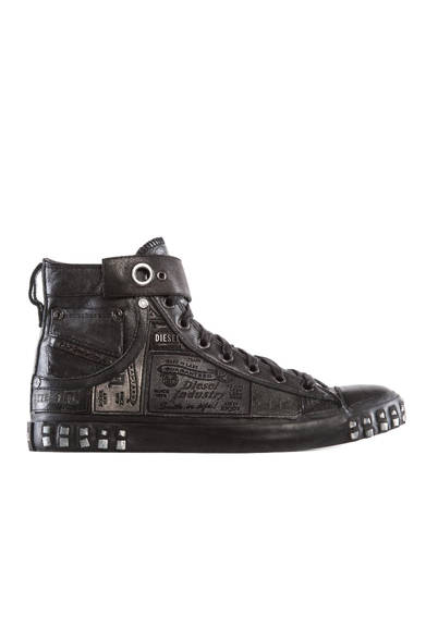 スニーカー2万9000円（税別）