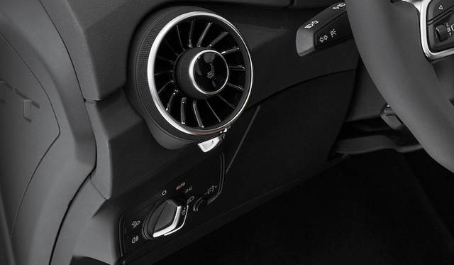 2014年1月のCES（コンシューマー エレクトロニクス ショー）で公開された、新型TTのインテリア