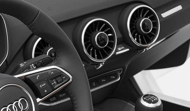 2014年1月のCES（コンシューマー エレクトロニクス ショー）で公開された、新型TTのインテリア