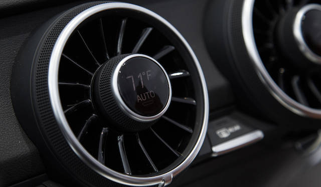 2014年1月のCES（コンシューマー エレクトロニクス ショー）で公開された、新型TTのインテリア