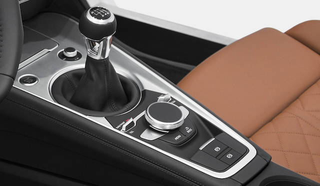 2014年1月のCES（コンシューマー エレクトロニクス ショー）で公開された、新型TTのインテリア