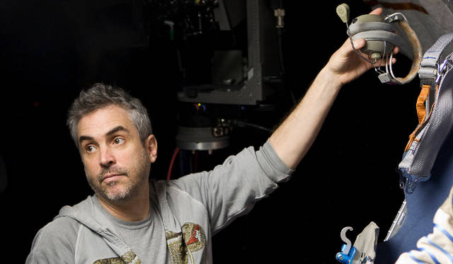 <strong>2014年国際映画祭速報｜第86回アカデミー賞</strong>　アルフォンソ・キュアロン監督　監督賞：アルフォンソ・キュアロン『ゼロ・グラビティ』　Courtesy of Warner Bros. Picture