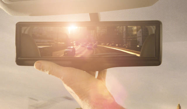 朝夕の低い角度から差しこむ、逆光にたいするカメラモードの表示。光が差し込んで後続車が見えにくい