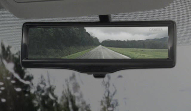 雨天時のカメラ表示。リアウィンドウの雨滴がなく、自然でクリアな視界が映し出される