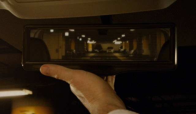 屋内や夜間など暗い場所でのミラー表示