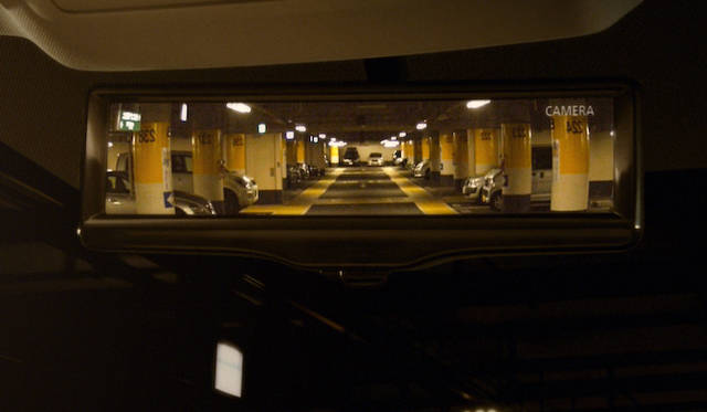 屋内や夜間など暗い場所でのカメラ表示。明るさが調整され、細かい部分への視認性が高まっている