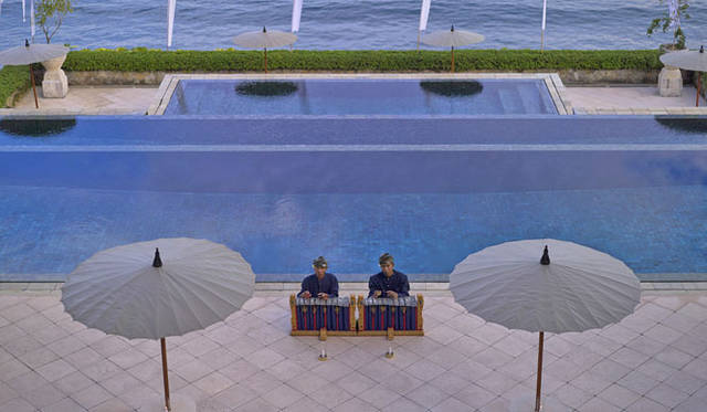 <strong>Amanresorts｜アマンリゾーツ</strong>　「アマンキラ（Amankila）」　Three-tier Pool & Musicians　© Amanresorts