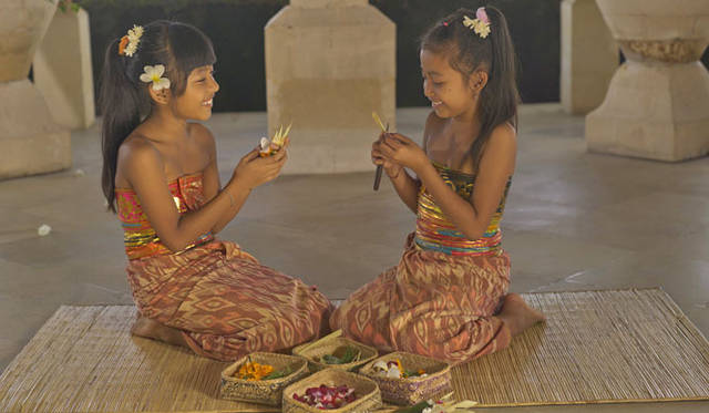 <strong>Amanresorts｜アマンリゾーツ</strong>　「アマンキラ（Amankila）」　Flower Girls　© Amanresorts