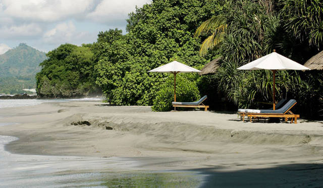 <strong>Amanresorts｜アマンリゾーツ</strong>　「アマンキラ（Amankila）」　Beach and Loungers　© Amanresorts