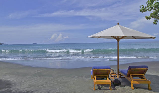 <strong>Amanresorts｜アマンリゾーツ</strong>　「アマンキラ（Amankila）」　Beach & Loungers　© Amanresorts
