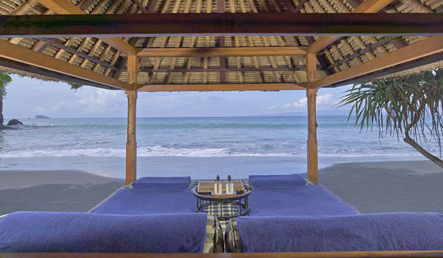 <strong>Amanresorts｜アマンリゾーツ</strong>　「アマンキラ（Amankila）」　Beach Bale　© Amanresorts