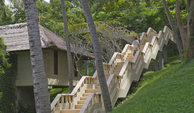 <strong>Amanresorts｜アマンリゾーツ</strong>　「アマンキラ（Amankila）」　Stepped Walkways　© Amanresorts