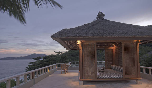 <strong>Amanresorts｜アマンリゾーツ</strong>　「アマンキラ（Amankila）」　Suite Terrace & Bale　© Amanresorts