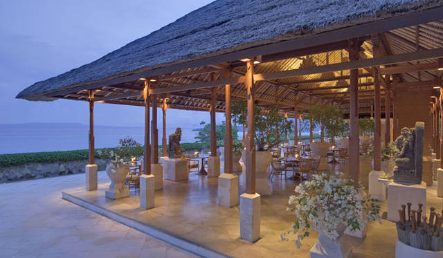 <strong>Amanresorts｜アマンリゾーツ</strong>　「アマンキラ（Amankila）」　Restaurant Exterior　© Amanresorts