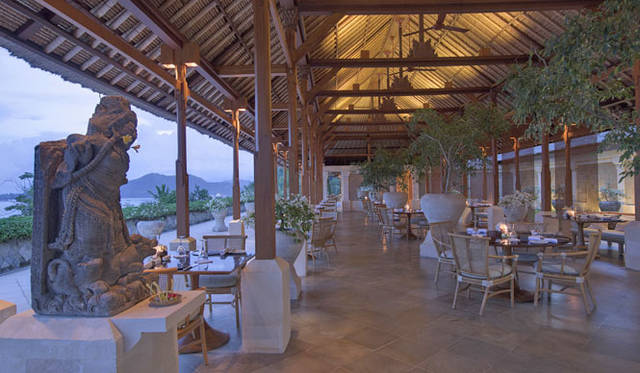 <strong>Amanresorts｜アマンリゾーツ</strong>　「アマンキラ（Amankila）」　Restaurant　© Amanresorts