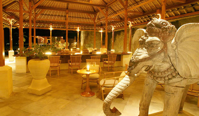 <strong>Amanresorts｜アマンリゾーツ</strong>　「アマンキラ（Amankila）」　Bar & Lounge　© Amanresorts