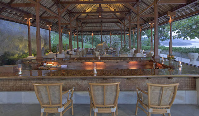 <strong>Amanresorts｜アマンリゾーツ</strong>　「アマンキラ（Amankila）」　Bar　© Amanresorts