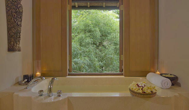 <strong>Amanresorts｜アマンリゾーツ</strong>　「アマンキラ（Amankila）」　Spa Soaking Tub　© Amanresorts