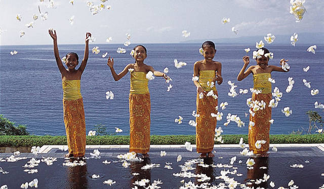 <strong>Amanresorts｜アマンリゾーツ</strong>　「アマンキラ（Amankila）」　Girls by the Pool　© Amanresorts