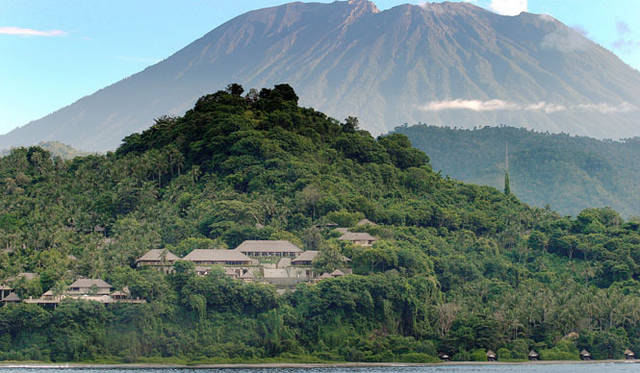 <strong>Amanresorts｜アマンリゾーツ</strong>　「アマンキラ（Amankila）」　Mt Agung　© Amanresorts