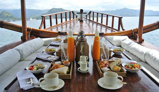 <strong>Amanresorts｜アマンリゾーツ</strong>　「アマンキラ（Amankila）」　インド洋をクルーズするアクティビティ「SNORKELING AND CRUISING ON AMAN XII（シュノーケリング＆クルージング）」