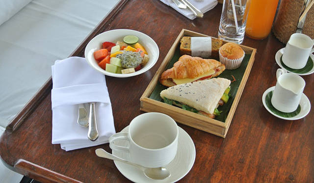 <strong>Amanresorts｜アマンリゾーツ</strong>　「アマンキラ（Amankila）」　船上でランチを満喫