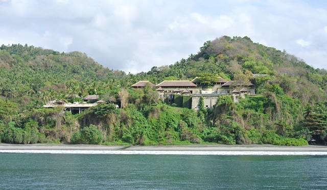 <strong>Amanresorts｜アマンリゾーツ</strong>　「アマンキラ（Amankila）」　クルージングは、自分たちが滞在するアマンキラを海から望みながら浅瀬に到着