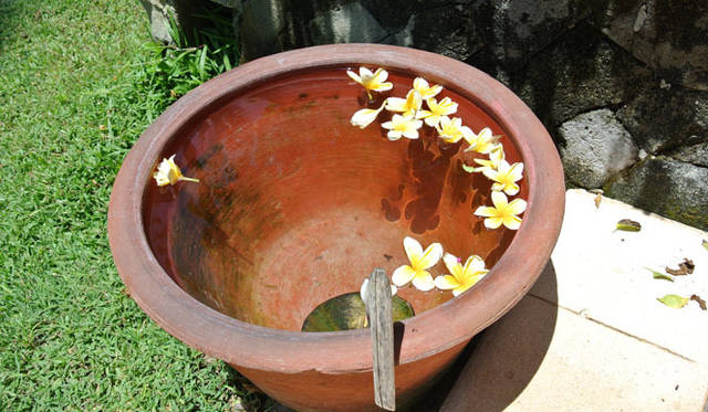 <strong>Amanresorts｜アマンリゾーツ</strong>　「アマンキラ（Amankila）」　アマンキラの人気No.1アクティビティは、「PRIVATE DINNER ON THE BEACH（プライベート・ディナー・オン・ザ・ビーチ）」