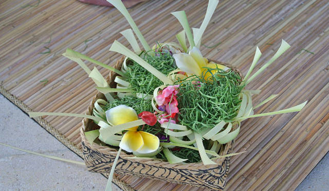 <strong>Amanresorts｜アマンリゾーツ</strong>　「アマンキラ（Amankila）」　フラワーガールがつくったチュナンサリ