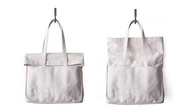 素材にキャンバスを使用したスタンダードなトートバッグ。 上部が大きく前に折れたデザインがポイントで、外側にはポケットが2個、内側に仕切りがなく、ポケットが1つ付いている。週末のお出かけやショッピングにぴったりのサイズ。Fold Weekender（White・432×356×216mm）1万9000円