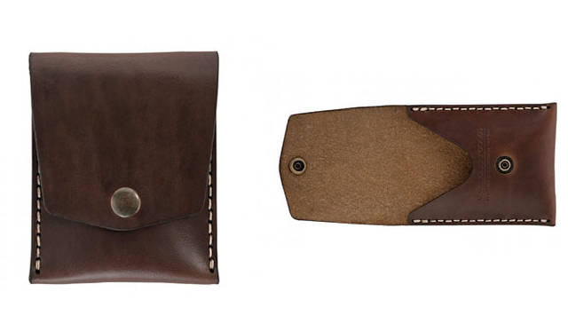 素材にホーウィン社のレザー（Bark、Black、Navy、Gunmetalのみクロムエクセルレザー）を使用した、シングルポケットのカードと現金が入れられるホルダー。前胴にスナップボタン付きで、コインや紙幣を出し入れしやすい。すべて手作業で縫製しているのもポイント。Vertical Pocket Wallet（Bark・76×102×8mm）1万5000円