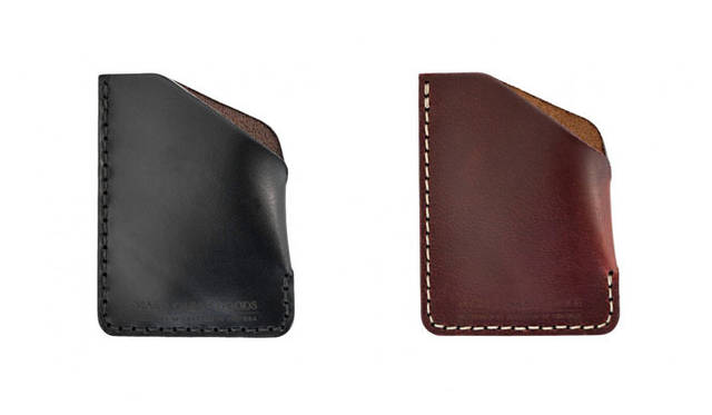 素材にホーウィン社のレザー（Bark、Oxblood、Black、Navy、Gunmetalのみクロムエクセルレザー）を使用した、斜めにカットされたシングルポケットのカードホルダー。Angle Wallet（Black・76×102×5mm）1万5000円、Angle Wallet（Oxblood)76×102×5mm）1万5000円