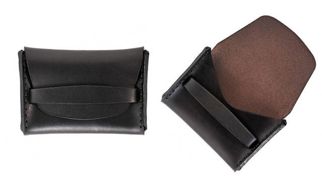 素材にホーウィン社のレザー（Bark、Oxblood、Black、Navyのみクロムエクセルレザー）を使用したシングルポケットのホルダー。ストラップ部分は、アンティーク調の真鍮留めで、クレジットカードや名刺、お札などを入れるのにお薦め。Flap Wallet（Black・108×76×15mm）2万円