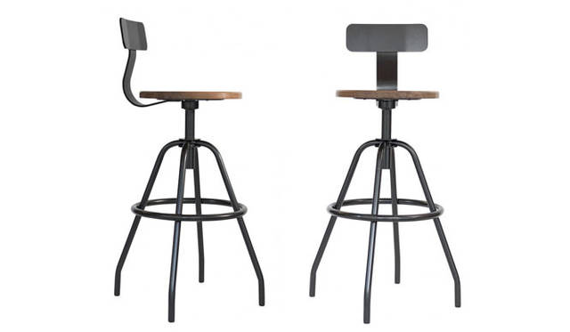 素材にステンレススチールとウォールナット（クルミ科）を使用した重量感のあるワークスツール。ステンレススチール部分にパウダーコーティングをほどこしている。背もたれ付きで、座席が回転するなど、機能性の高さとモダンなデザインがポイント。Studio Work Stool（Black・533×950×533mm）8万5000円