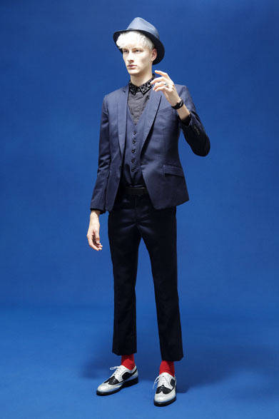 トロピカルウールジャケット4万9000円、トロピカルウールベスト 2万4000円、ビジュー刺繍シャツ 3万3000円、トロピカルウールスラックス 2万3000円、ベビーカーフ × キップレザーシューズ6万8000円、ブレードハット1万3000円、型押しカウハイドベルト2万1000円、編み紐×クロス ブレスレット1万2000円　※以上すべて税抜き価格