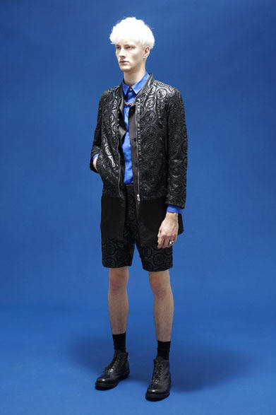 車輪レース刺繍フェイクレザーブルゾン6万9000円、レーヨン/リネンツイルワッシャーコート5万6000円、比翼シャツ2万1000円、車輪レース刺繍フェイクレザーショーツ3万9000円、ベジタブルタンニン鞣しベビーカーフレザーブーツ6万9000円　※以上すべて税抜き価格