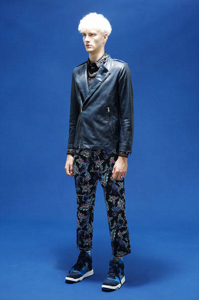 ベジタブルタンニン鞣しシープレザーブルゾン10万円、ヘキサゴンビジュー刺繍シャツ3万8000円、BLACK PANTHERクロップドパンツ2万9000円、パッチワークレザースニーカー3万9000円　※以上すべて税抜き価格