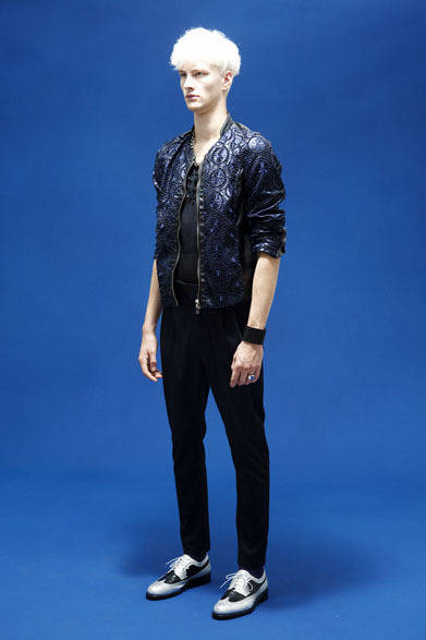 車輪レース刺繍フェイクレザーブルゾン6万9000円、ビジュー刺繍Tシャツ2万8000円、ストレッチチノタックパンツ2万4000円、ベビーカーフ × キップレザーシューズ6万8000円、型押しカウハイドベルト2万1000円、型押しカウハイドバングル1万3000円　※以上すべて税抜き価格