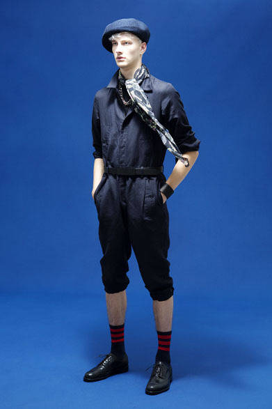 クロップド丈オールインワン4万9000円、BLACK PANTHERシルクストール1万9000円、 ベビーカーフ × キップレザーシューズ6万8000円、ベレー9500円、型押しカウハイドベルト2万1000円、型押しカウハイドバングル1万3000円　※以上すべて税抜き価格