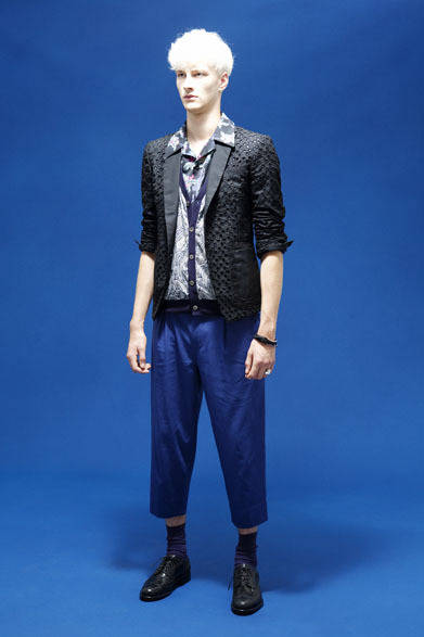 円形刺繍ピンストライプジャケット5万7000円、リバティ×コットンリネンニットカーディガン2万9000円、BLACK PANTHER半袖シャツ2万7000円、コットンツイルクロップドパンツ2万8000円、ベビーカーフ × キップレザーシューズ6万8000円、編み紐×クロス ブレスレット1万2000円　※以上すべて税抜き価格