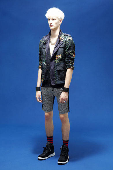 円形刺繍ナイトアイランドブルゾン6万5000円、ミックスボーダーニットカーディガン3万円、リバティ×コットンリネンニットショーツ2万7000円、パッチワークレザースニーカー3万9000円、型押しカウハイドベルト2万1000円　※以上すべて税抜き価格