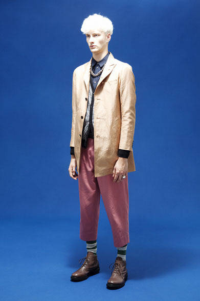 レーヨン/リネンツイルワッシャーコート5万6000円、リバティ×コットンリネンニットカーディガン2万9000円、円形刺繍タイプライターシャンブレーシャツ2万4000円、コットンツイルクロップドパンツ2万8000円、ベジタブルタンニン鞣しベビーカーフレザーブーツ6万9000円　※以上すべて税抜き価格