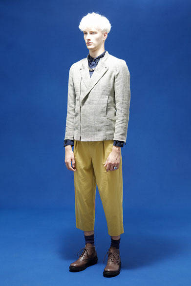 ホームスパンリネンライダース6万5000円、ビジュー刺繍シャツ3万3000円、コットンツイルクロップドパンツ2万8000円、ベジタブルタンニン鞣しベビーカーフレザーブーツ6万9000円　※以上すべて税抜き価格