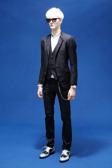 ホームスパンリネンジャケット6万3000円、ホームスパンリネンジレ2万9000円、ヘキサゴンビジュー刺繍シャツ3万8000円、ハトメ装飾スキニーシルエットデニムパンツ3万4000円、ベビーカーフ × キップレザーシューズ6万8000円　※以上すべて税抜き価格