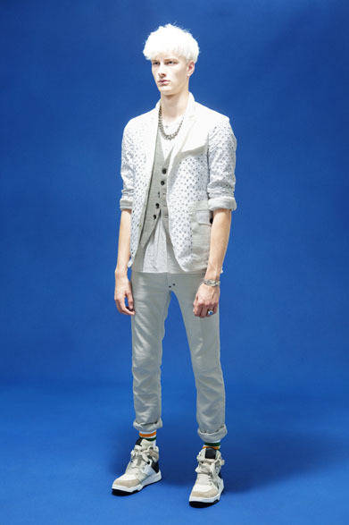 円形刺繍タイプライターシャンブレージャケット4万9000円、ピンタックプルオーバーシャツ2万8000円、ホームスパンリネンジレ2万9000円、スキニーシルエットニットデニム2万5000円、パッチワークレザースニーカー3万9000円　※以上すべて税抜き価格