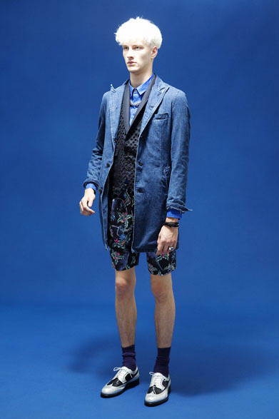 テーラーデニムコート4万5000円、円形刺繍ピンストライプジレ3万8000円、比翼シャツ2万1000円、BLACK PANTHERショーツ2万6000円、ベビーカーフ × キップレザーシューズ6万8000円、編み紐×クロス ブレスレット1万2000円　※以上すべて税抜き価格