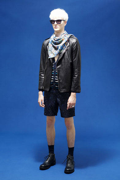 ベジタブルタンニン鞣しシープレザーブルゾン10万円、ミックスボーダーニットカーディガン3万円、車輪レース刺繍フェイクレザーショーツ3万9000円、HORNED OWLシルクストール1万9000円、ベジタブルタンニン鞣しベビーカーフレザーブーツ6万9000円　※以上すべて税抜き価格