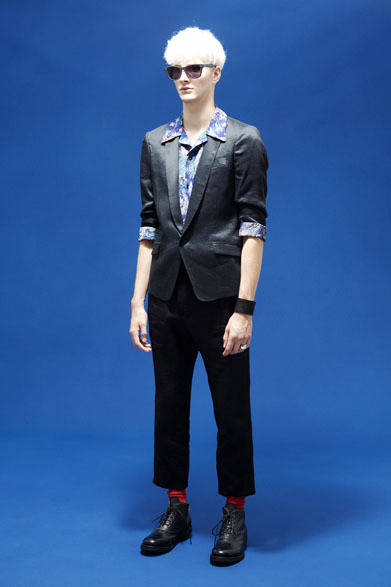 袖裏HORNED OWL七分袖ジャケット4万8000円、HORNED OWL半袖シャツ2万7000円、裾裏HORNED OWLクロップドパンツ2万9000円、ベビーカーフ × キップレザーシューズ6万8000円、型押しカウハイドバングル1万3000円　※以上すべて税抜き価格