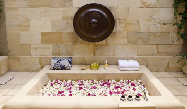 <strong>Amanresorts｜アマンリゾーツ</strong>　「アマンジウォ（Amanjiwo）」　Suite Outdoor Sunken Tub　© Amanresorts