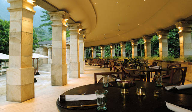 <strong>Amanresorts｜アマンリゾーツ</strong>　「アマンジウォ（Amanjiwo）」　Pool Club　© Amanresorts